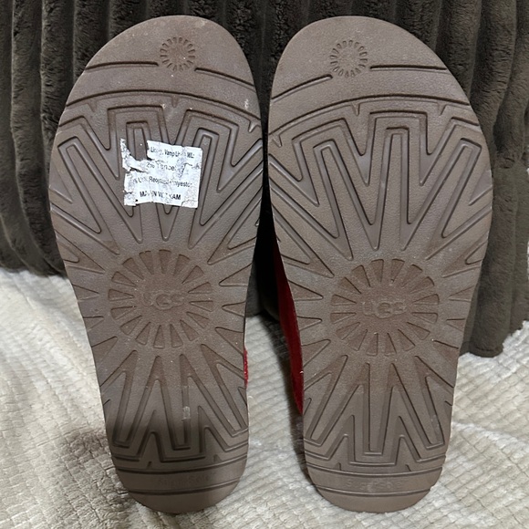 Ugg felt cozy red clogs. - Picture 7 of 8